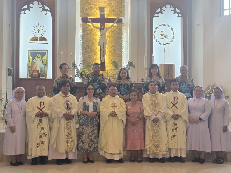 Ketua TP PKK Bitung Ellen Honandar Hadiri Misa Perdana dan Paskah Bersama Umat Stella Maris, Serukan Toleransi