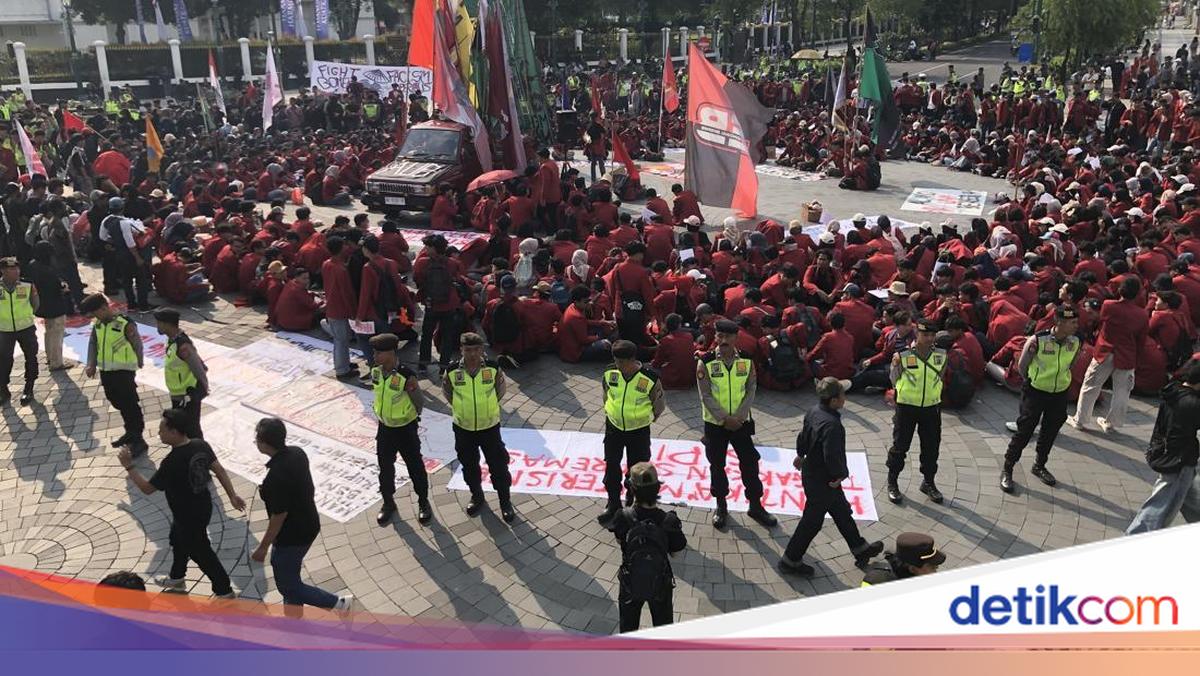 Ratusan Mahasiswa UMY Bergerak Merahkan Titik Nol Jogja, Tuntut Polda DIY Tumpas Klitih hingga Darurat Sampah