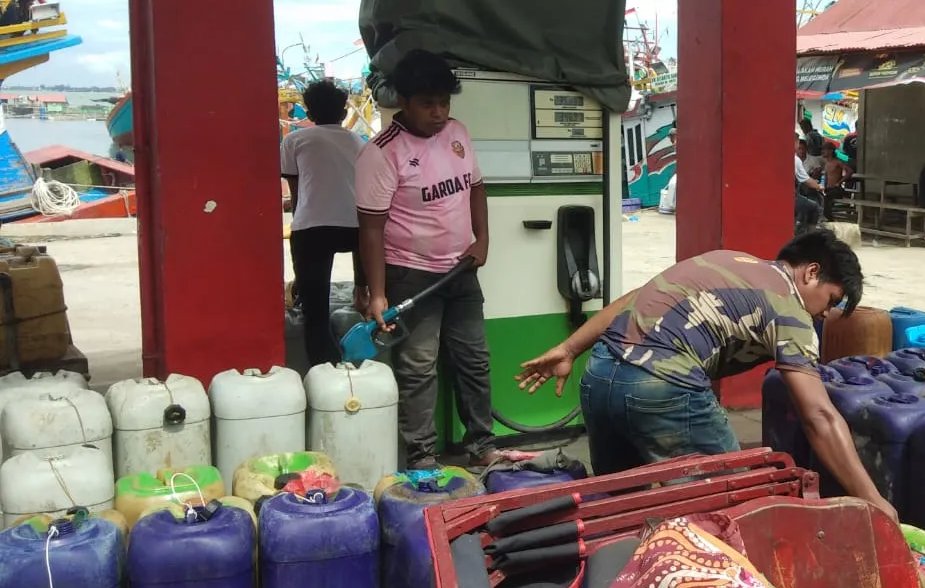 Nelayan Pusong Lhokseumawe Berebut Solar Setiap Hari, Stok di SPBN Tak Cukup Penuhi Permintaan