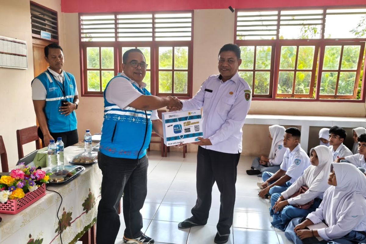 PLN UP3 Ambon Edukasi Kelistrikan ke Siswa SMA di Maluku Tengah lewat Program Baronda Sekolah