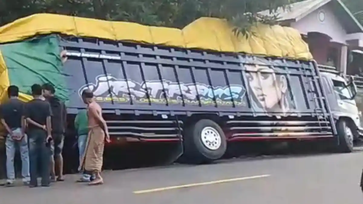 Sopir Truk Ekspedisi Diduga Mengantuk, Mobil Terbalik di Jalan Trans Flores Menuju Larantuka