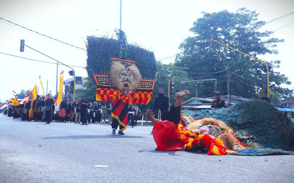 Ribuan Warga Natuna Padati Pantai Kencana Saksikan Reog Singo Mudho di Pawai HUT ke-81 RI