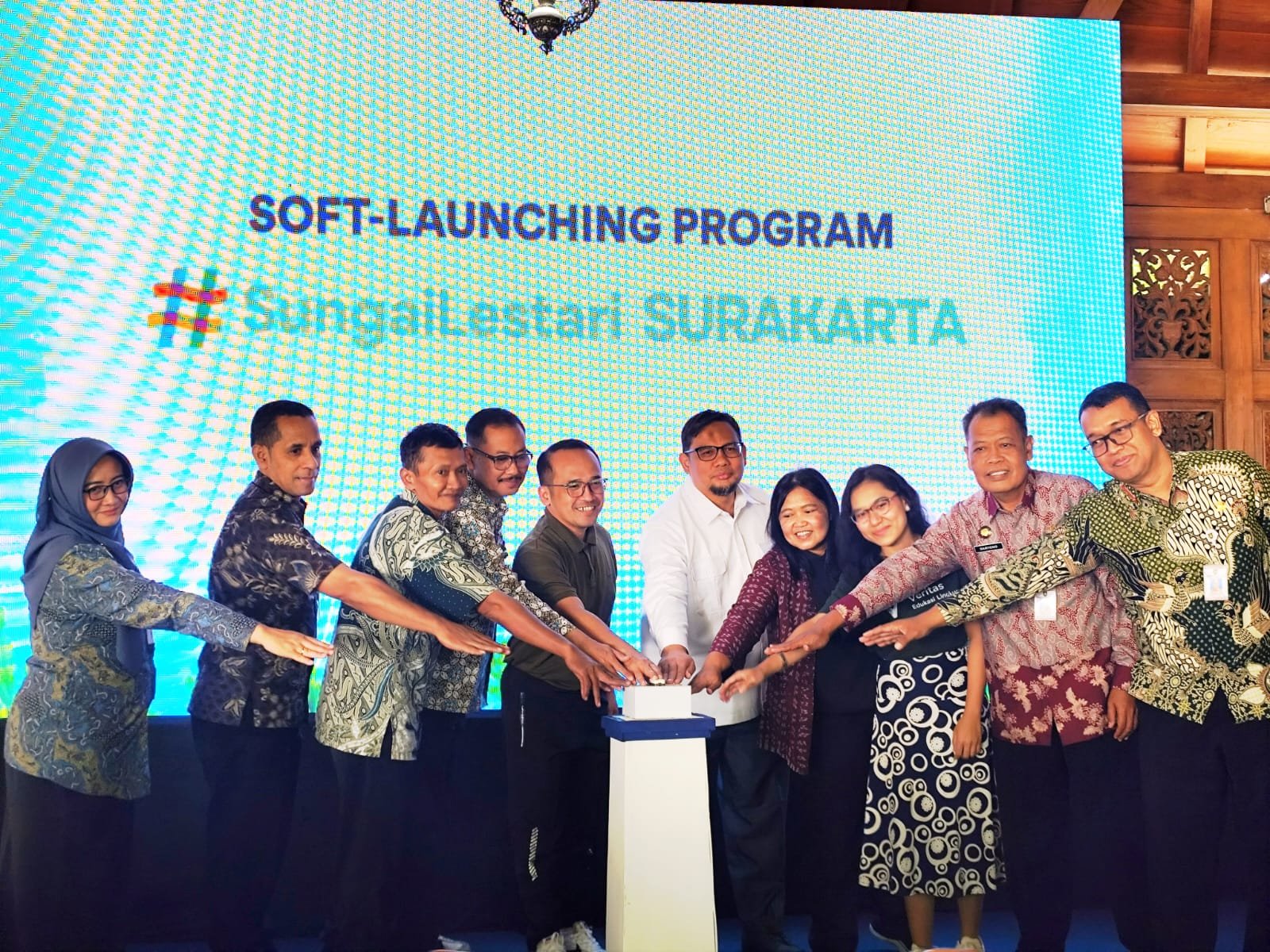 Solo Jadi Pilot Project Nasional Penanganan Sampah Sungai, Target 1.000 Ton Sampah Plastik Diangkat dari Kali Permulung