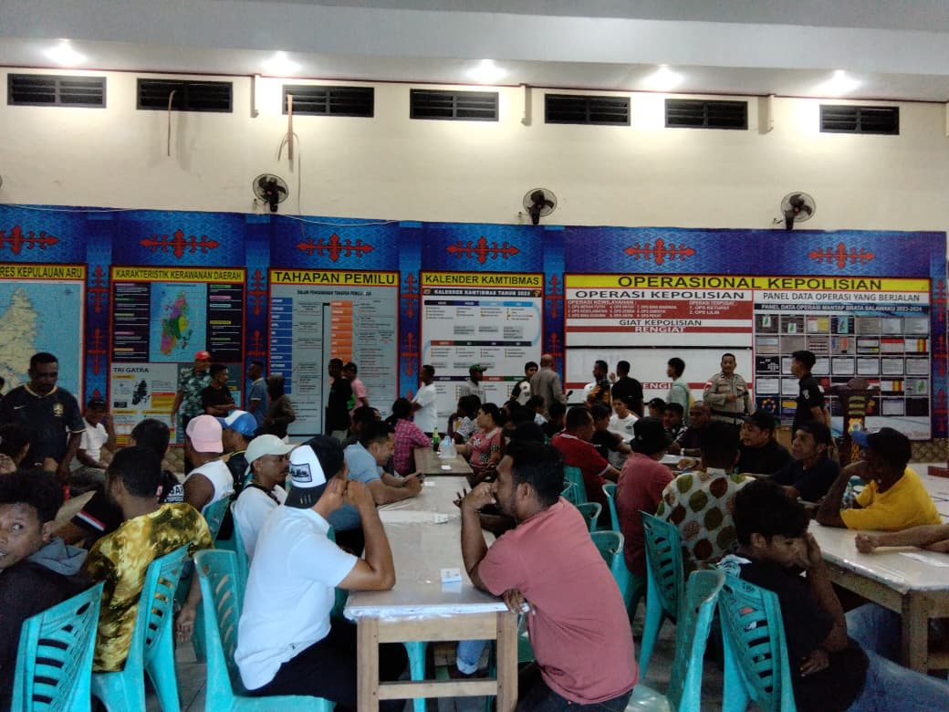 Sambut HUT Bhayangkara ke-80, Polres Kepulauan Aru Ajak Warga Dobo Bertanding Ludo di Aula Polisi