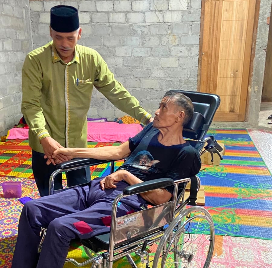 Baitul Mal Aceh Tengah Antar 3 Kursi Roda dan 1 Nebulizer ke Rumah Mustahik di Takengon
