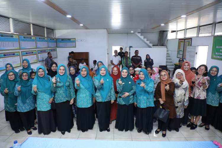 TP PKK Asahan Serahkan Bantuan Bibit Jeruk dan Mesin Sealer ke Poklak Sentang untuk Persiapan Lomba UP2K Sumut