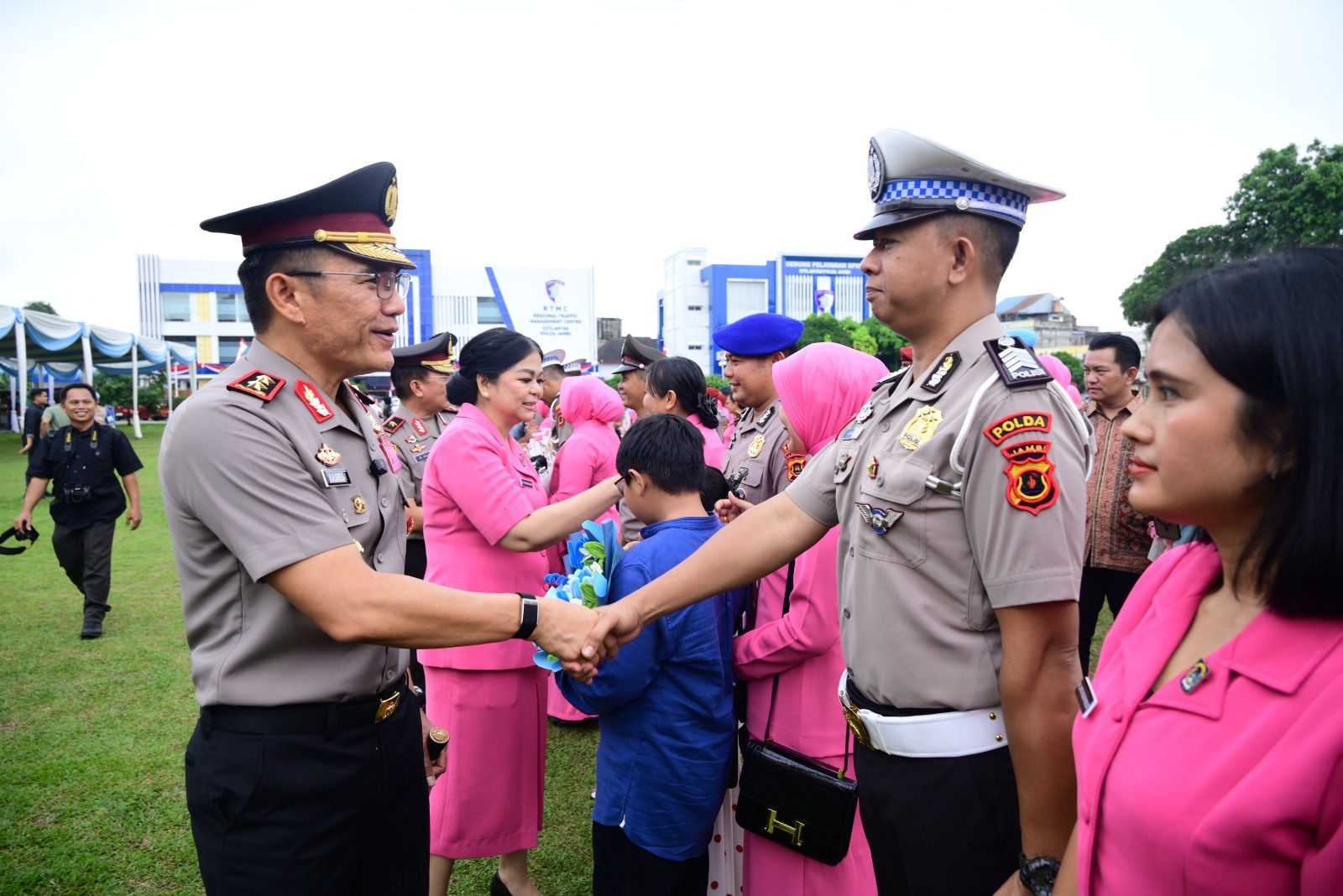12 Personel Polda Jambi Naik Pangkat, Kapolda Ingatkan Tanggung Jawab Baru di Depan Keluarga