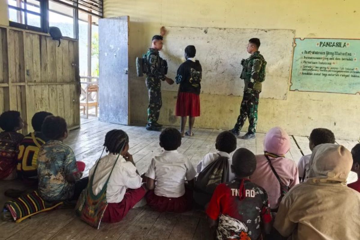 Satgas Yonif 136/TS Ajar Baca-Tulis dan Lagu Kebangsaan di SDN Kolome, Puncak Jaya, Papua Tengah