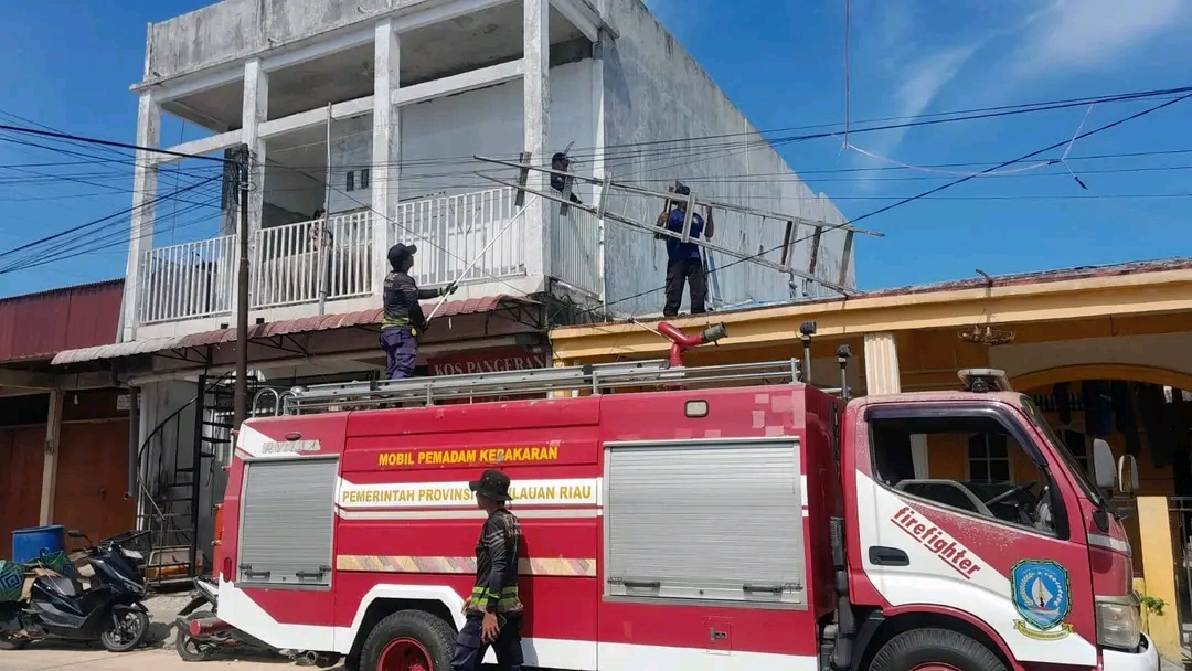Damkar Bintan Evakuasi Tangga Warga yang Melilit Kabel Telepon di Seri Kuala Lobam, Proses 10 Menit