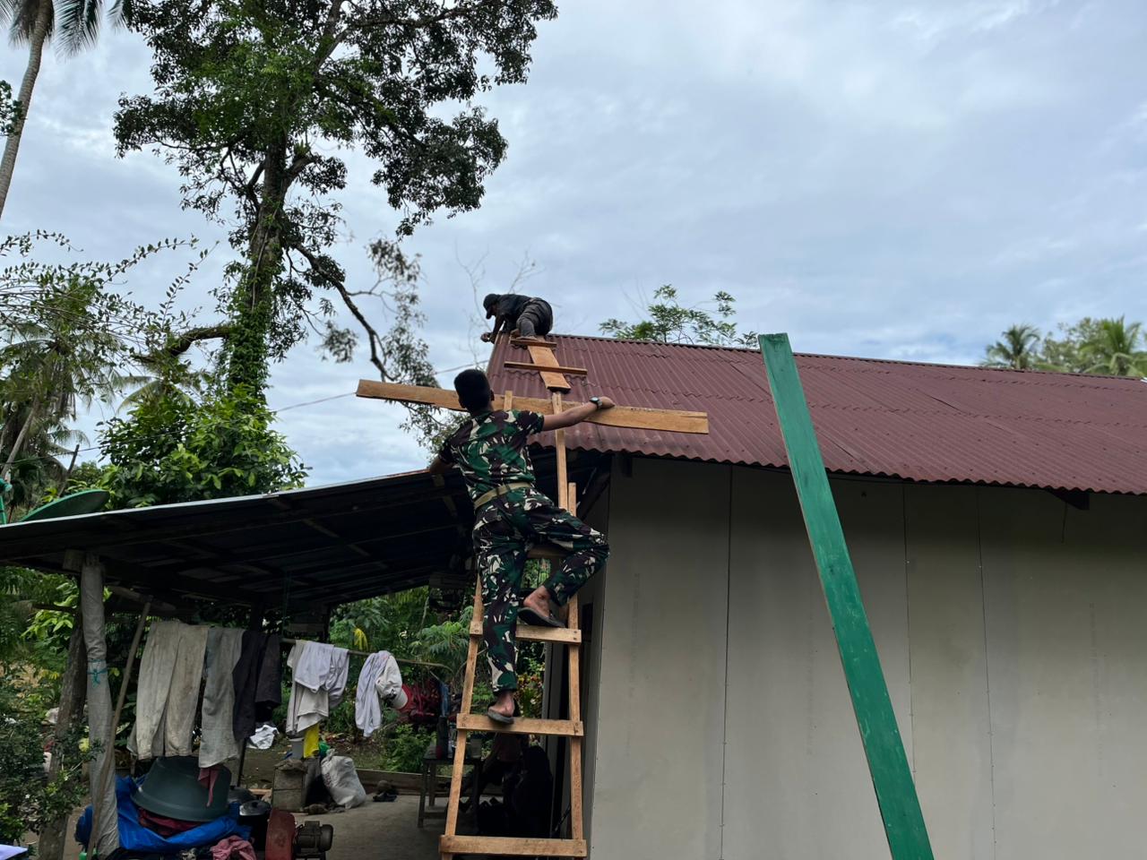 Gotong Royong TMMD Ke-128 Padang Pariaman Selesaikan Rumah Ibu Leni Marlina di Korong Kampung Pinang