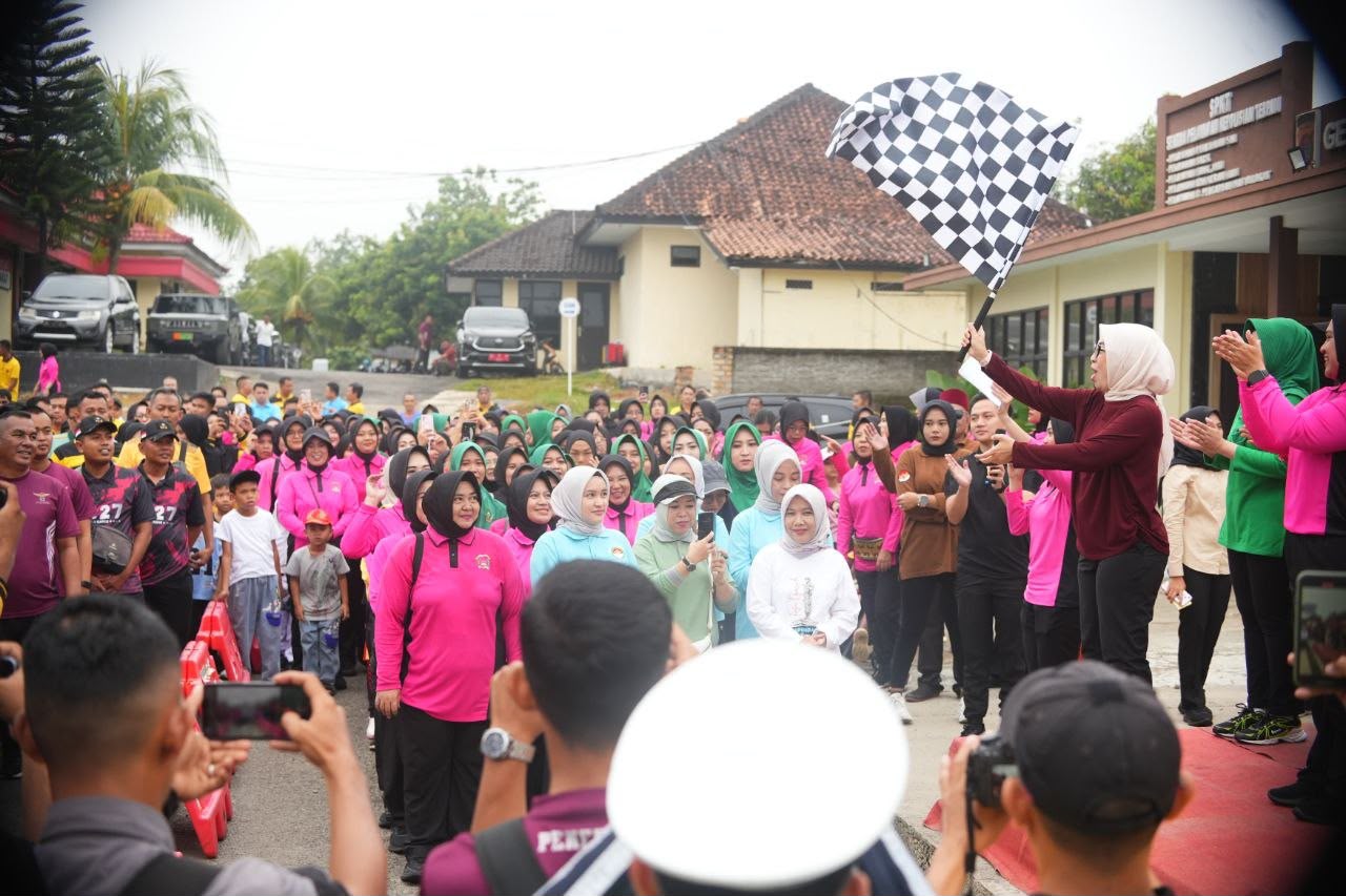 Bupati Way Kanan Ayu Asalasiyah dan Kapolres Pimpin Jalan Sehat HUT Bhayangkara ke-80, Doorprize Kambing untuk Ketahanan Pangan