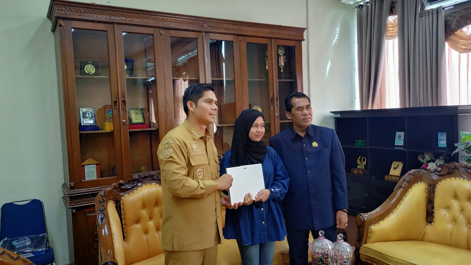 Plt Bupati dan Ketua DPRD Rejang Lebong Tepati Janji, Serahkan Laptop Baru untuk Mahasiswi Korban Kebakaran