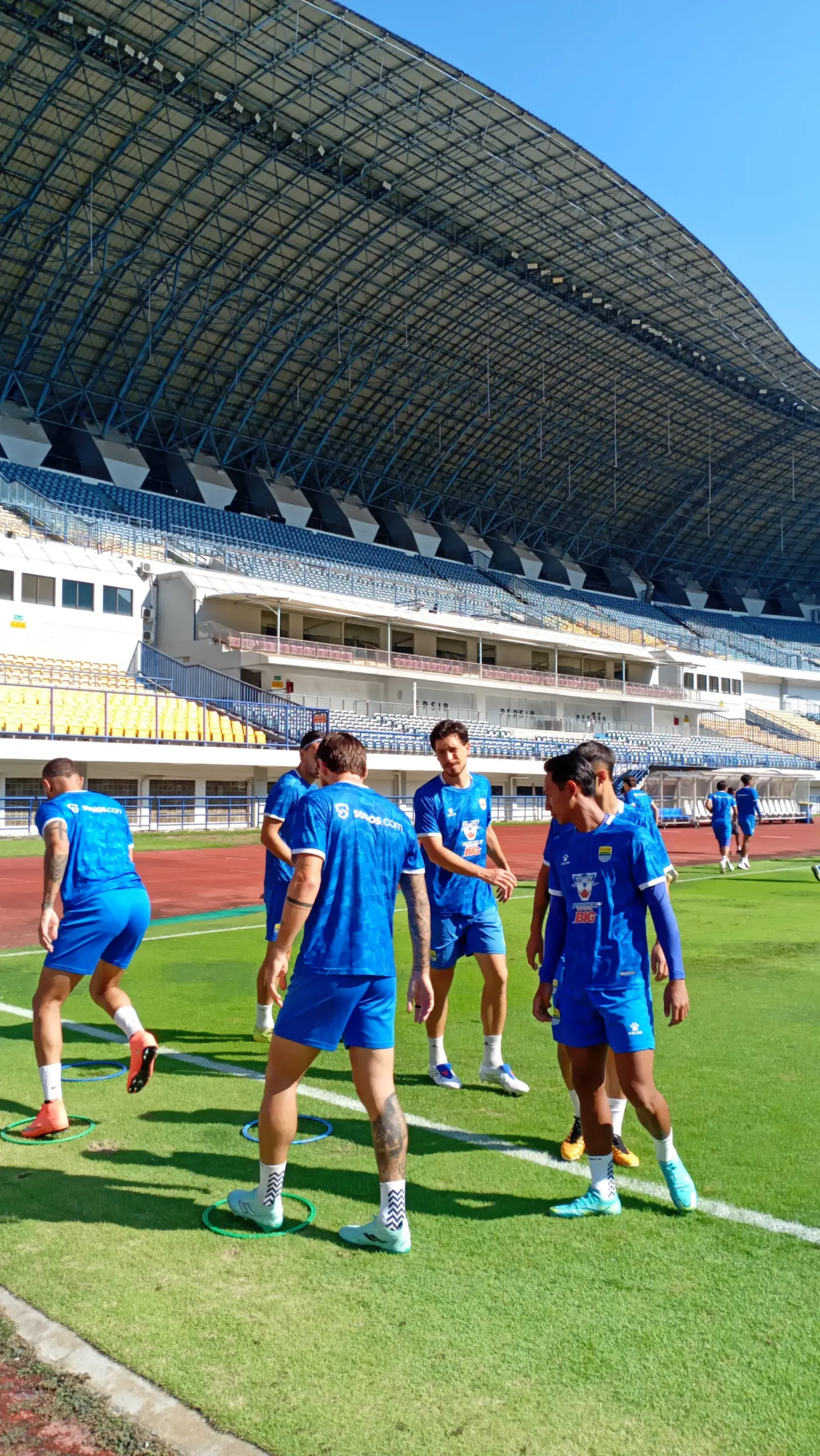 Persib Bandung Hadapi Ujian Krusial di Kandang PSM Makassar, Rekor Tipis Warnai Laga Penentu Gelar Juara