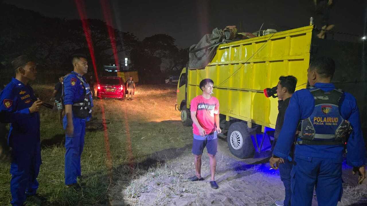 Polda Sumsel Gagalkan Penyelundupan 21 Ton Solar Ilegal di Perairan Gandus, Lima Tersangka Diamankan