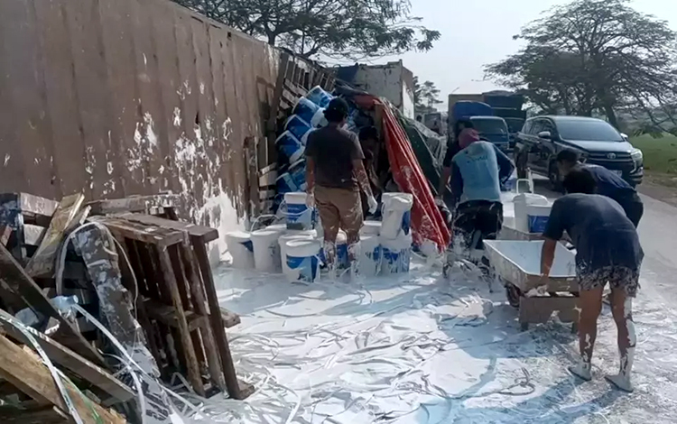 Truk Muatan Cat Terguling di Interchange Karawang Barat, Jalan Menuju Tol Macet Parah