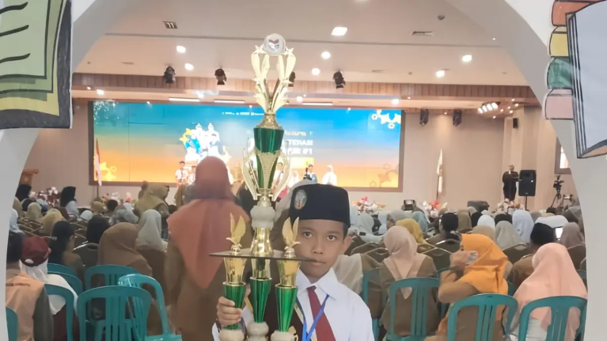 Siswa SDIT Bina Insan Kombeng Sangatta Utara Azzam Faiz Al Arkhan Juara Lomba Puisi Tingkat Nasional di Surakarta