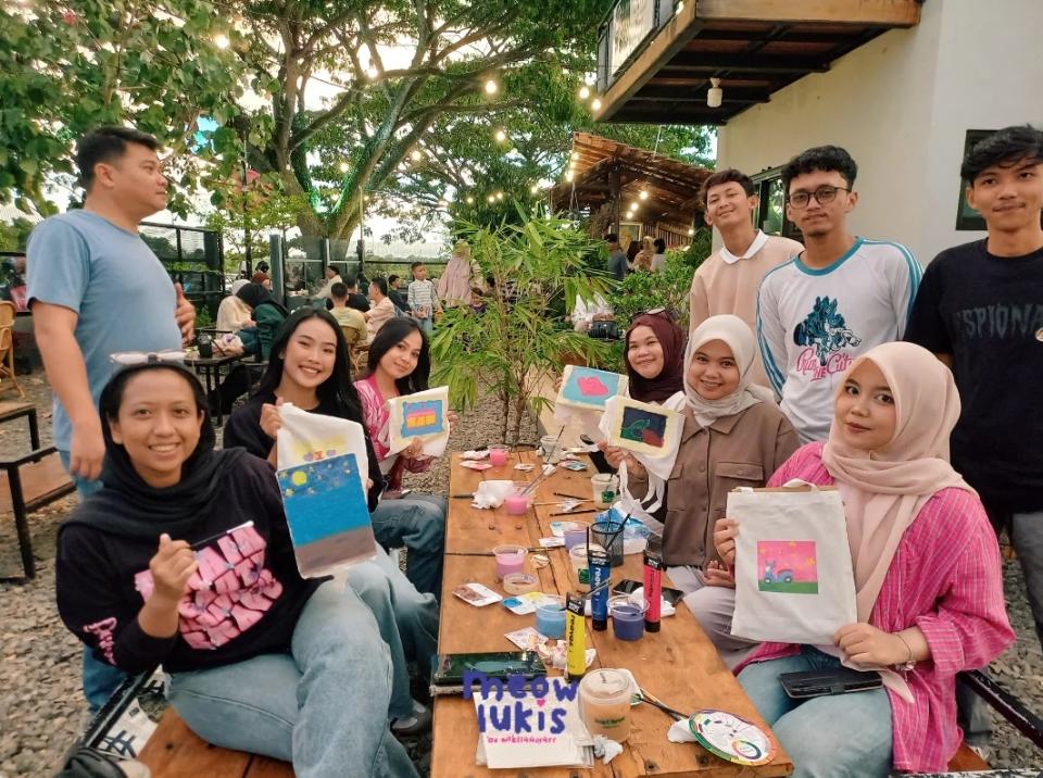 Komunitas Scoopy Bengkulu dan Astra Motor Gelar Couple Tote Bag Painting, Puluhan Pasangan Lukis Tas di Tepian Danau