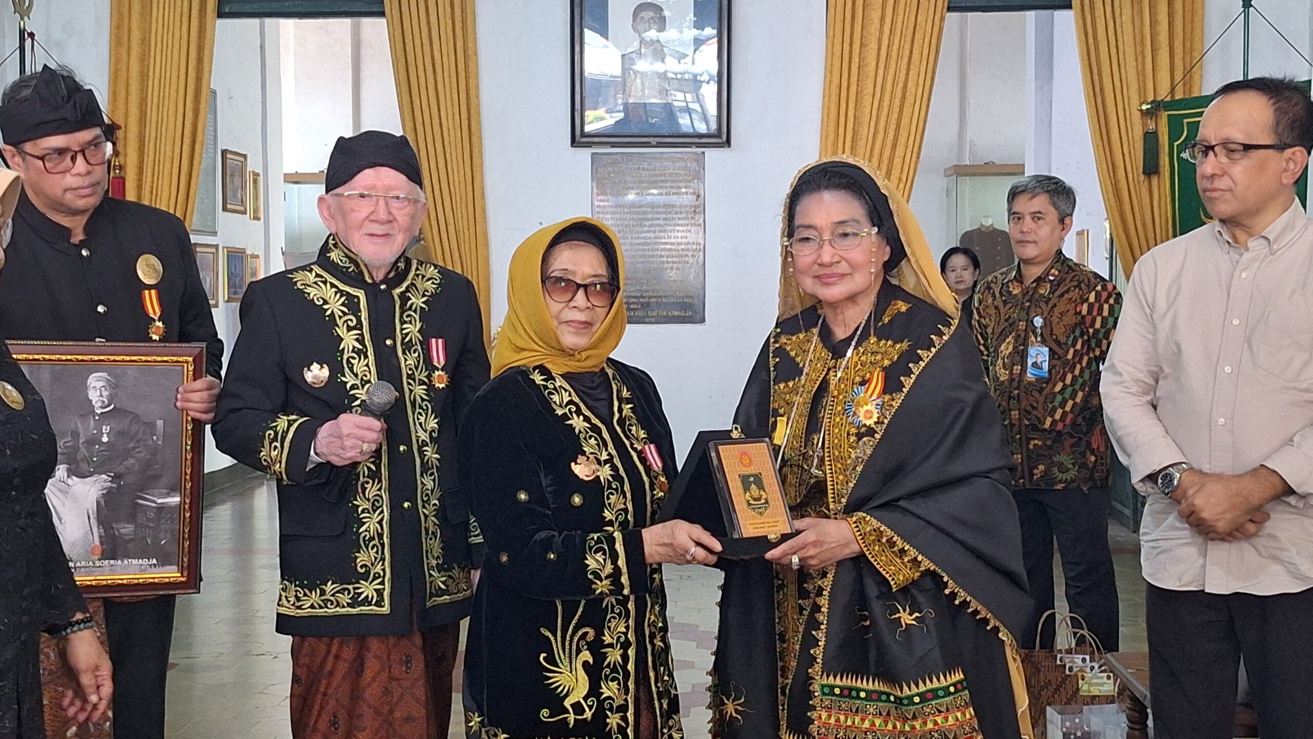 Menteri Ekraf Teuku Riefky Harsya Ziarah ke Makam Tjoet Nja Dhien di Sumedang, Jajaki Kolaborasi Ekonomi Kreatif Berbasis Budaya