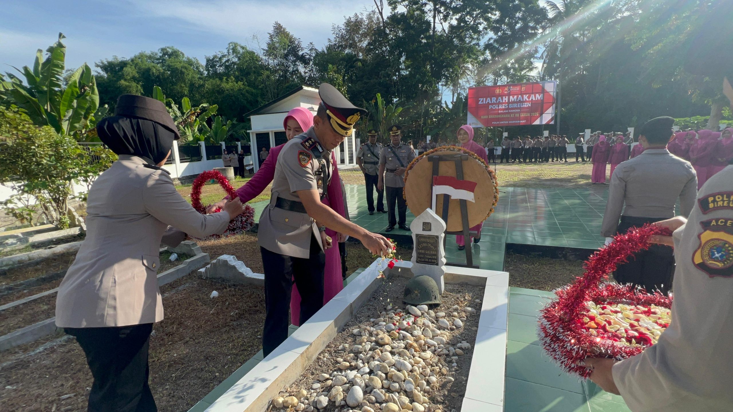 Polres Bireuen Ziarah ke Makam Pahlawan dan Bagikan Sembako untuk Tukang Becak Jelang HUT Bhayangkara ke-80