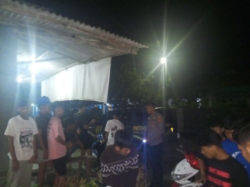 Polsek Katibung Patroli Hunting di Desa Tarahan pada Dini Hari, Remaja Nongkrong Larut Malam Diimbau Pulang