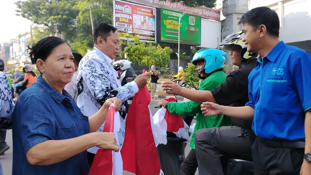 PGRI Sumsel Bagikan 500 Bendera Merah Putih di Palembang, Ajak Warga Kibarkan di Rumah Jelang HUT ke-81 RI