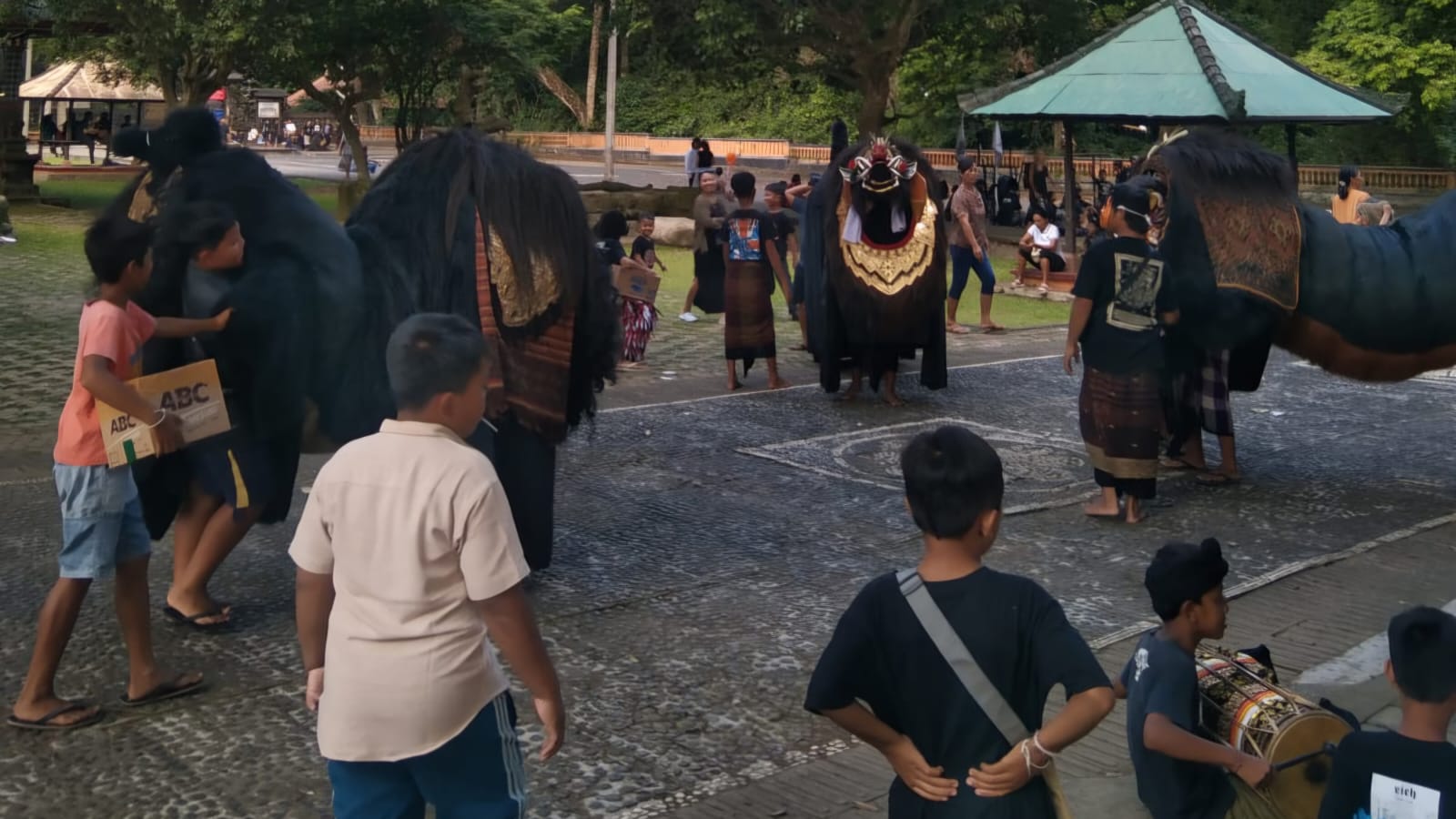 Tradisi Ngelawang dan Pasar Dadakan di Alas Kedaton Tabanan Picu Lonjakan Wisatawan saat Umanis Galungan