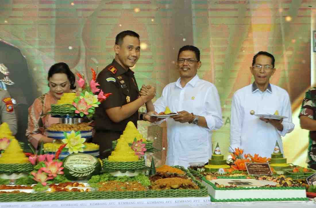 Pimpinan DPRD Batam Hadiri Syukuran HUT ke-50 Kajari, Beri Kejutan Karikatur Pakaian Adat Bali
