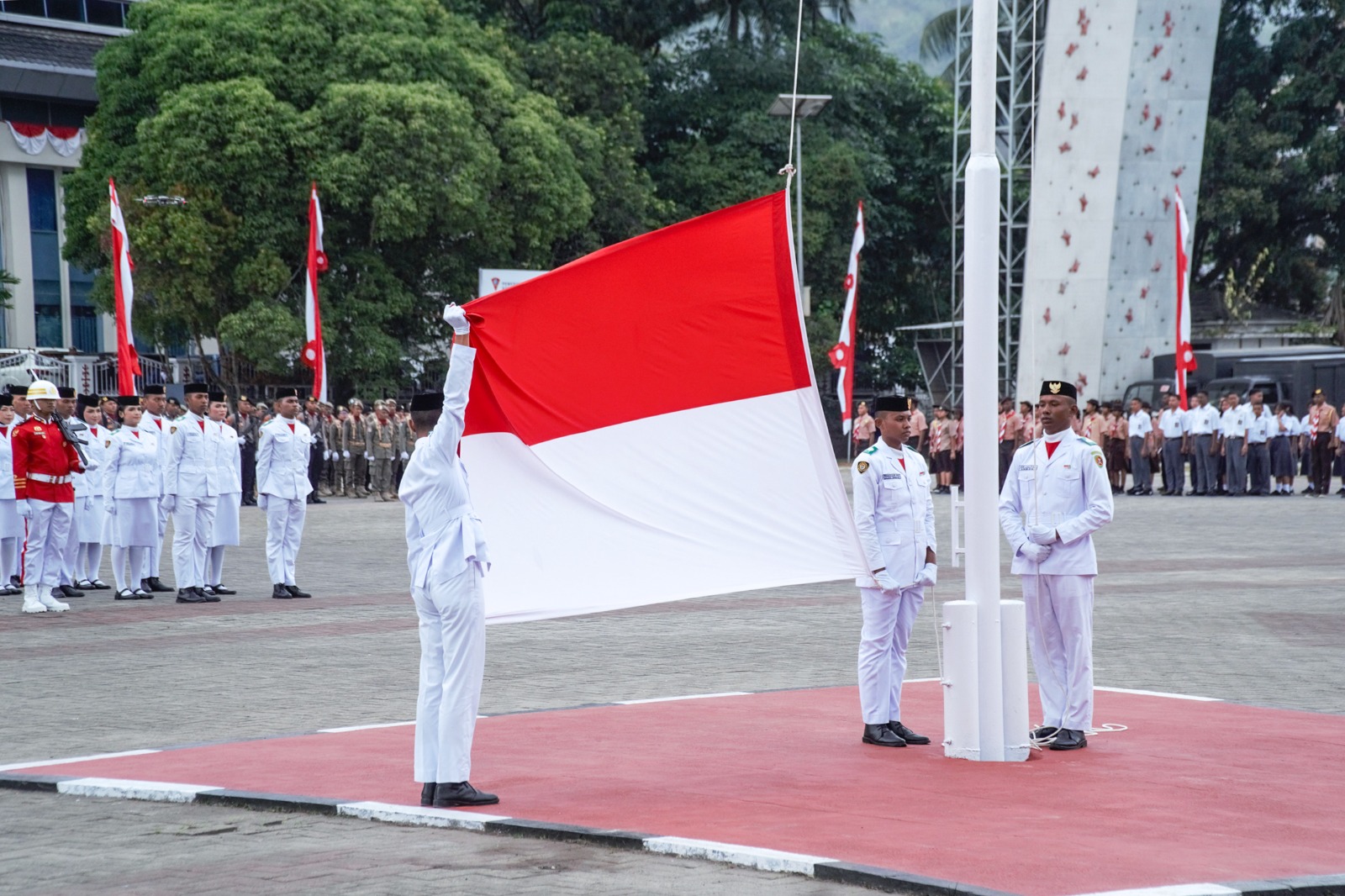 Paskibraka Maluku Kibarkan Merah Putih di HUT ke-81 RI, Gubernur Hendrik Lewerissa Jadi Inspektur Upacara