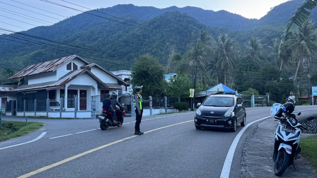 Satlantas Polres Aceh Selatan Terjunkan 21 Personel di 12 Titik Tapaktuan untuk Atur Lalin Pagi Hari