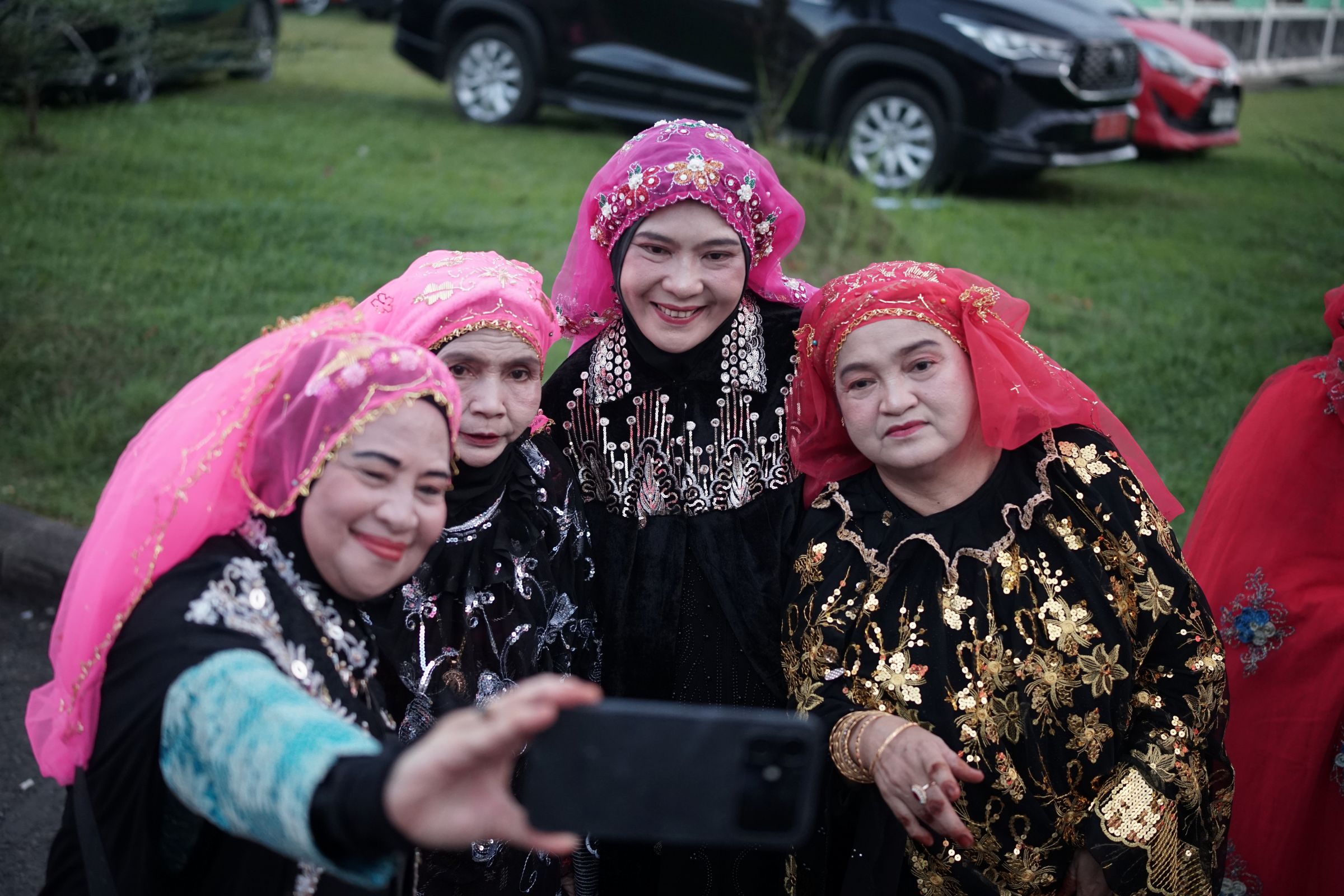 Jemaah Haji Kloter BTH 21 Asal Tanjab Barat dan Timur Pulang Kampung, Kenakan Pakaian Adat Bugis dan Banjar