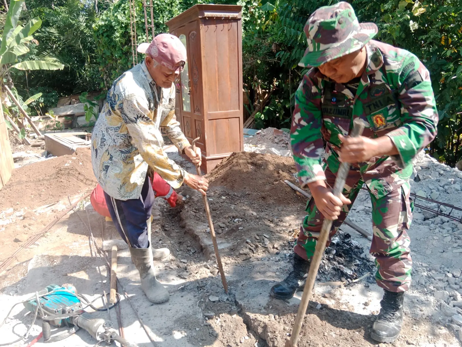Gotong Royong TNI dan Warga Cukil Tengaran Sukses Cor Jalan Desa Lewat Program TMMD Ke-129