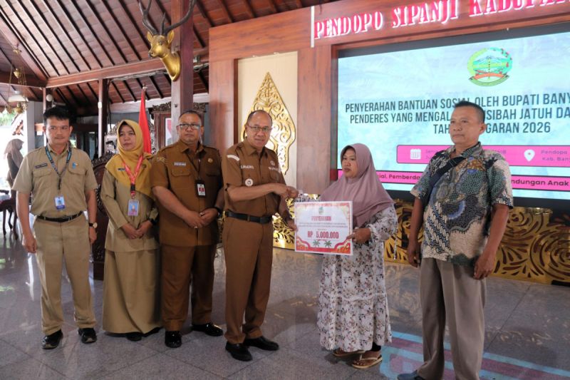 Pemkab Banyumas Salurkan Bansos Rp195 Juta untuk 26 Penderes Korban Jatuh dari Pohon Kelapa