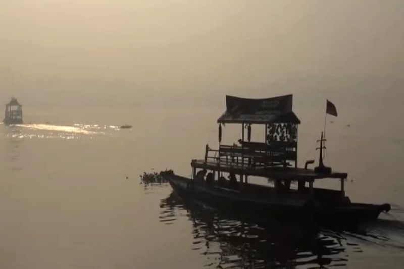 Kabut Asap Karhutla Selimuti Alur Sungai Mentaya Sampit, Pengemudi Kelotok Terpaksa Pelan dan Ekstra Hati-hati