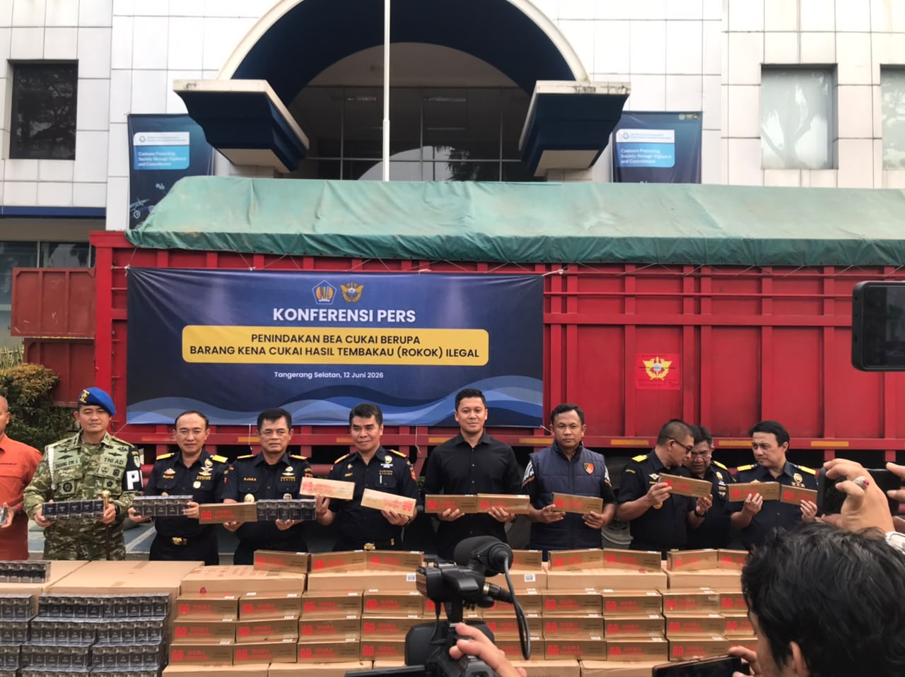 Bea Cukai Gagalkan Penyelundupan 8,2 Juta Batang Rokok Ilegal di Merak, Sopir Truk Jadi Tersangka