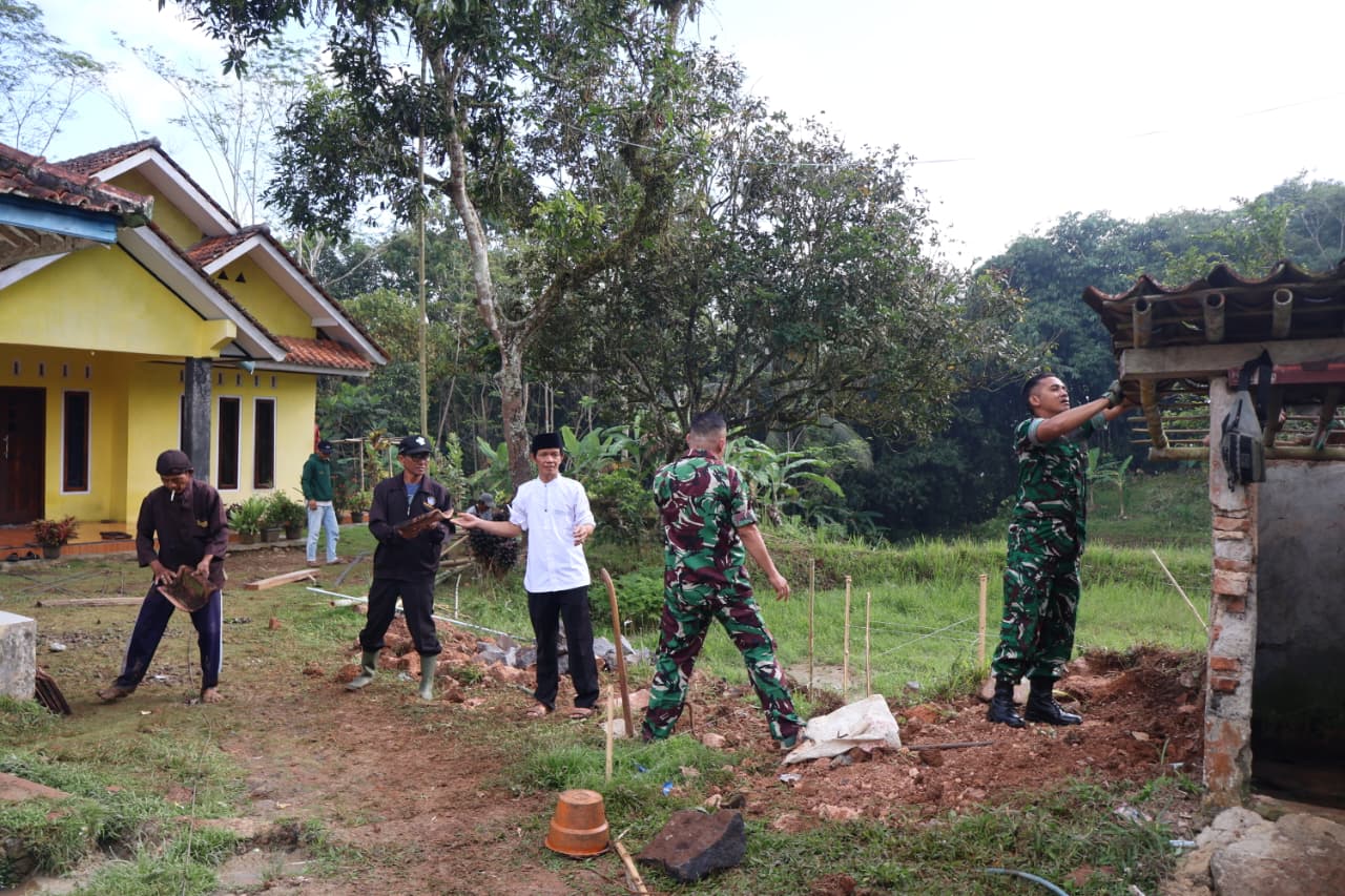 TMMD Ke-129 Bangun MCK Layak untuk Santri dan Warga di Parungponteng Tasikmalaya
