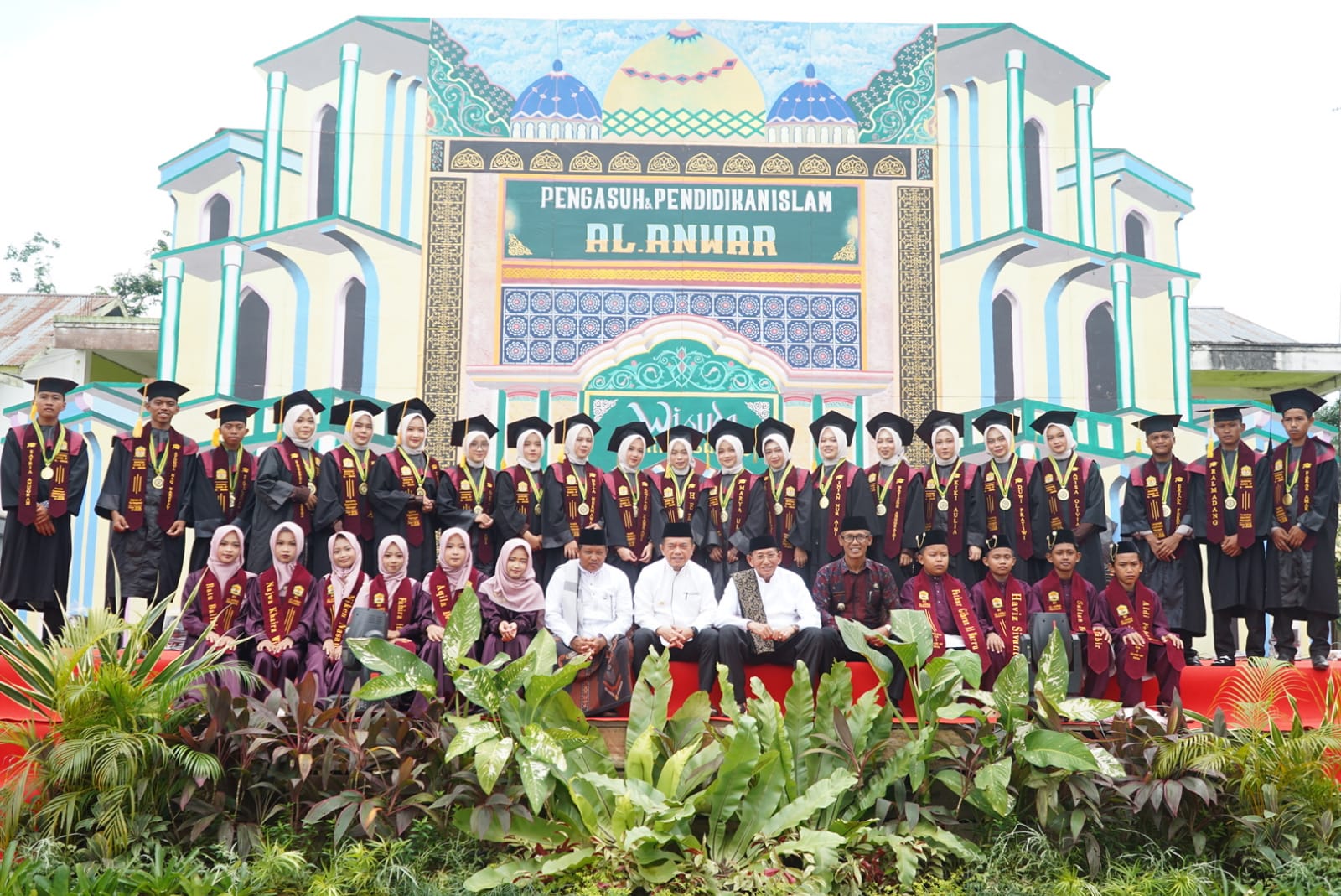 Gubernur Jambi Al Haris Hadiri Haflah ke-15 Ponpes Al-Anwar, Serukan Pentingnya Akhlak dan Ilmu bagi Santri