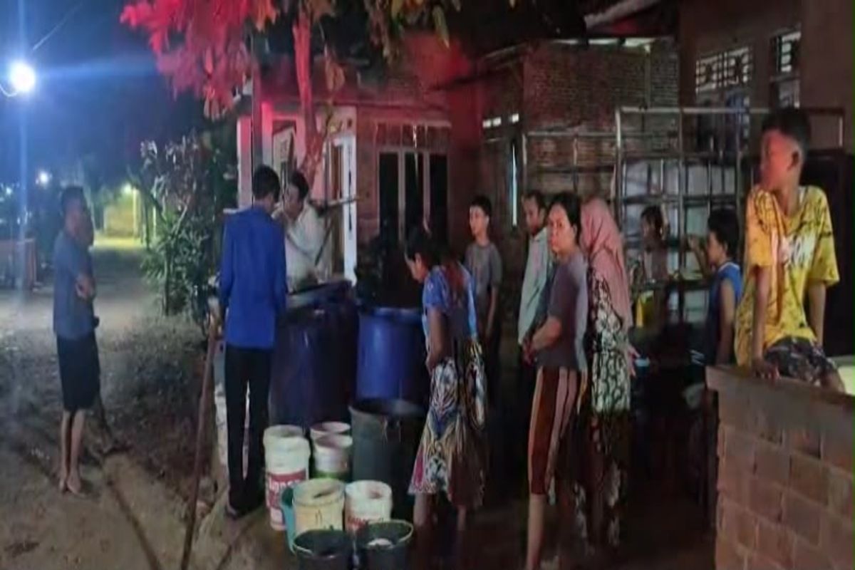 Damkar Lampung Selatan Distribusikan 4.000 Liter Air Bersih ke Desa Babatan, Warga Terdampak Kemarau Panjang