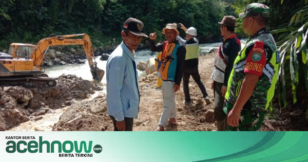 Babinsa Koramil 08/Silih Nara Turun Langsung Awasi Normalisasi Sungai di Desa Burni Bius Baru, Cegah Banjir