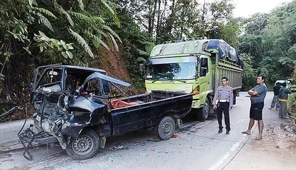 Rem Blong Truk di Pasaman Picu Kecelakaan Beruntun Lima Kendaraan, Dua Luka-Luka dan Satu Truk Masuk Jurang