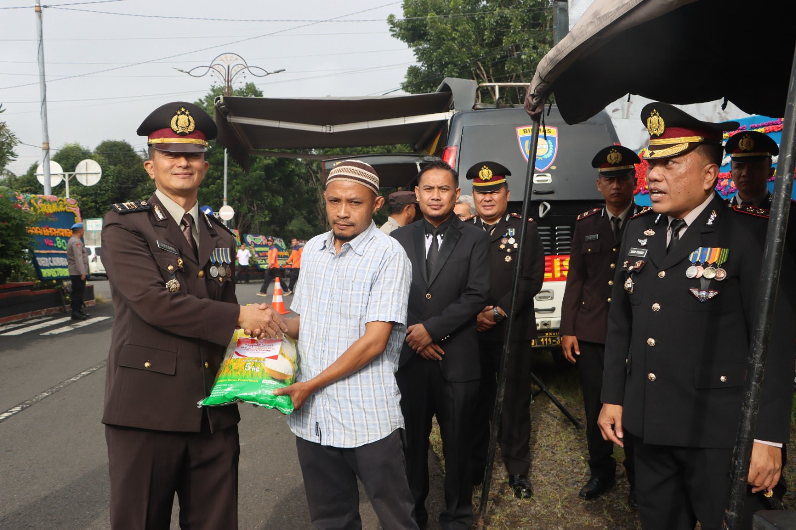 Polres Kepahiang Bagikan Bantuan Sosial untuk 100 Warga dalam Rangka Hari Bhayangkara ke-80
