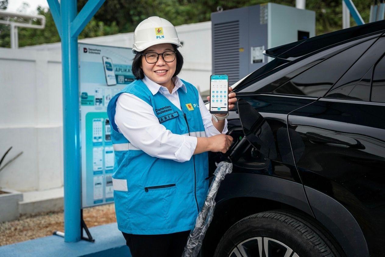 PLN Resmikan Dua SPKLU di Jalur Pontianak–Kuching, Perjalanan EV ke Malaysia Kini Bisa Isi Daya di Sanggau