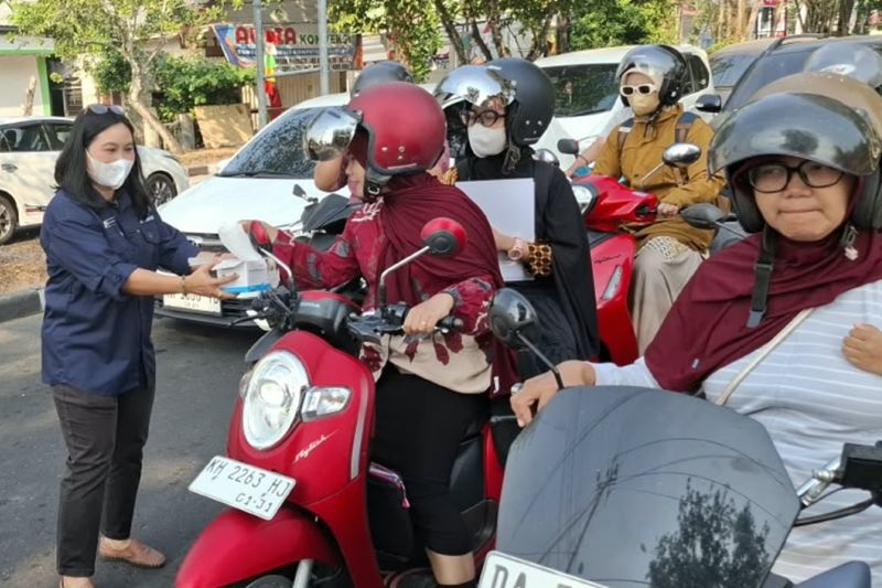DLH Palangka Raya Bagikan 1.000 Masker di Jalan RTA Milono dan Willem AS, Warga Diimbau Batasi Aktivitas Luar Ruangan