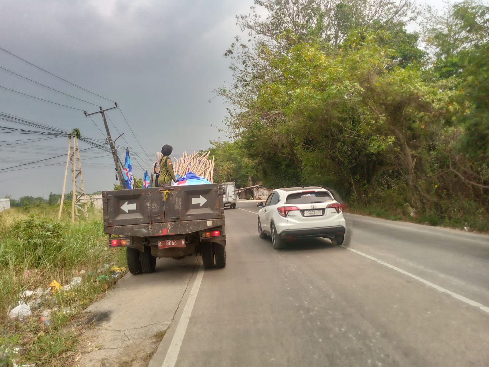 Satpol PP Kota Serang Turunkan Puluhan Bendera Demokrat Jelang Musda V, Ini Titik yang Dilarang