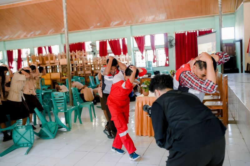Pertamina dan BPBD Kota Kupang Latih Puluhan Siswa SMAN 4 Tanggap Bencana, Lengkapi Jalur Evakuasi hingga Apar