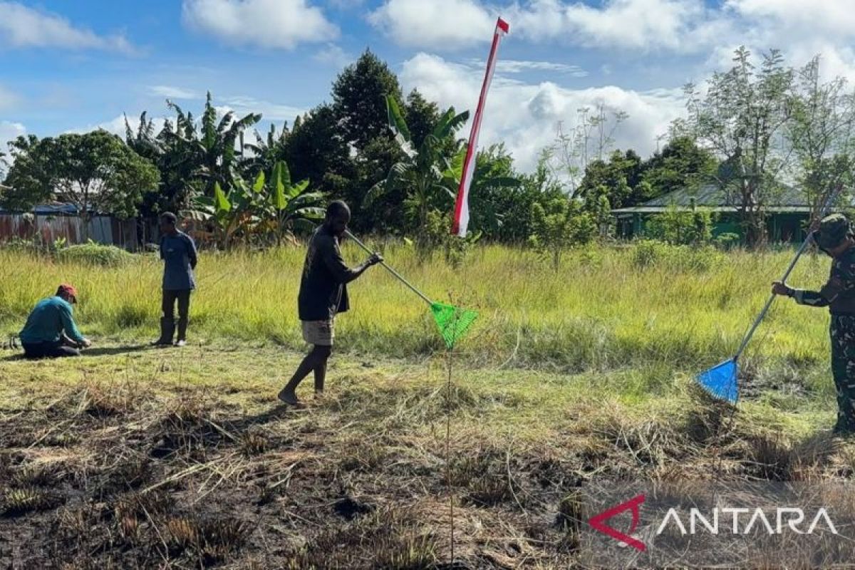 Prajurit Satgas Yonif 511/DY dan Warga Dabra Kerja Bakti Bersihkan Lapangan Trikora di Mamberamo Raya