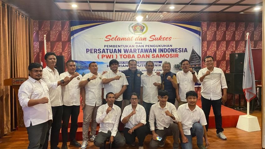 Ketua PWI Sumut Resmi Kukuhkan PWI Toba dan PWI Samosir di Parapat, Farianda Targetkan Pemekaran Perkuat Organisasi Wartawan Daerah