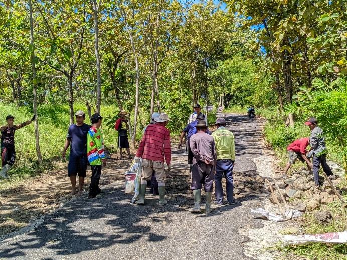 Warga Desa Padarama Kuningan Gotong Royong Perbaiki Jalan Kabupaten Sepanjang 50 Meter yang Rusak