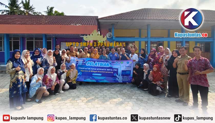 Tiga Dosen Universitas Teknokrat Indonesia Latih Guru SMPN 2 Pesawaran Manfaatkan Papan Interaktif Digital dan AI