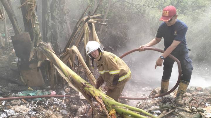 Kebakaran Lahan Sampah di Karang Tengah Tangerang Sulit Dipadamkan, Material Kayu Tertimbun Puing Dua Meter