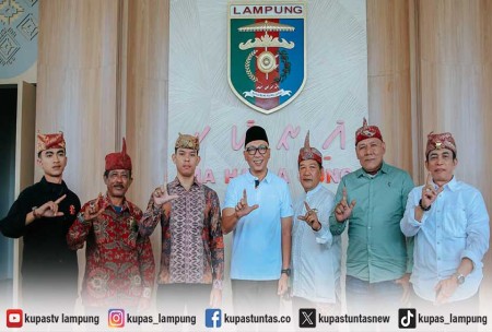 Gubernur Lampung Rahmat Mirzani Djausal Terima 5 Tokoh Adat Sai Batin, Bahas Pelestarian Budaya hingga Ekonomi Masyarakat